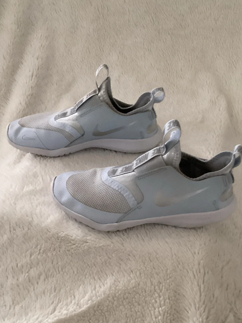 Nike Kids Flex Runner Slip-On Sneakers in Baby Blue & Light Gray Sz 3.5